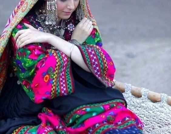 Traditional Kashmiri Dresses: A Combination of Culture and Grace